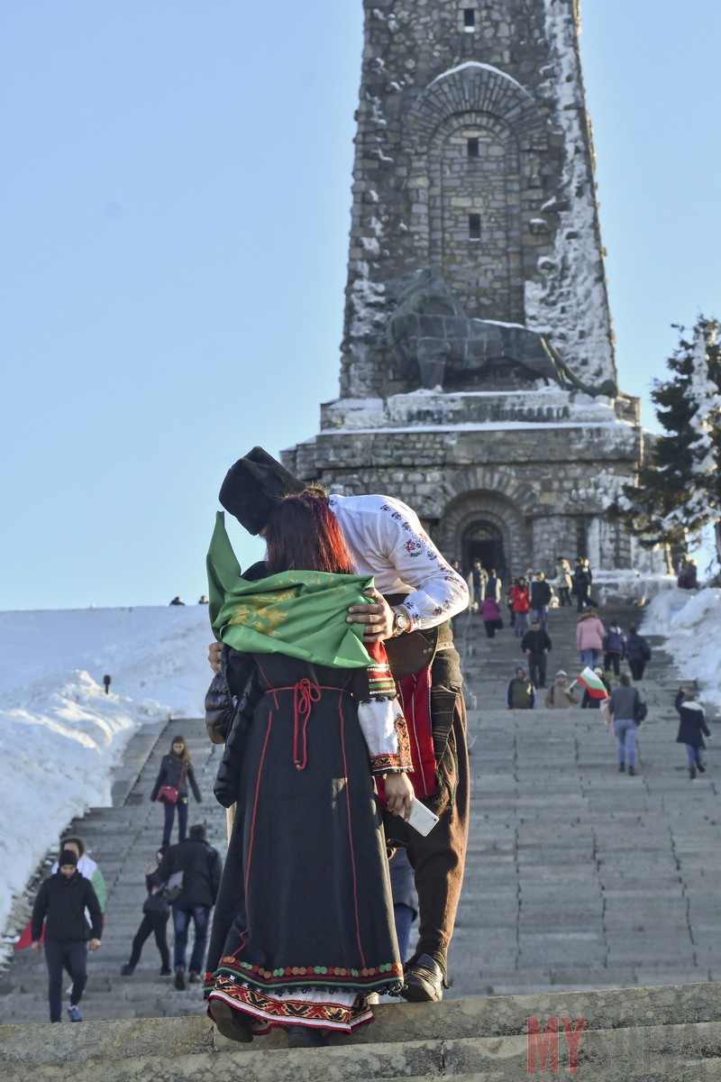 shipka-monument-kissing