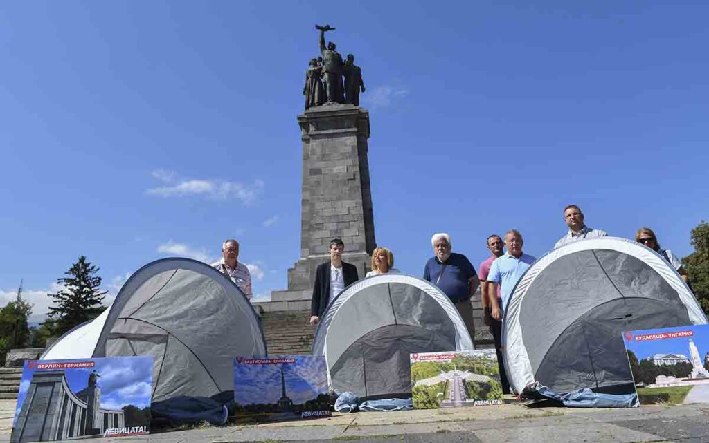 palatki-pred-pametnika-na-savetskata-armia