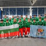 Футболисти от Национална търговско-банкова гимназия на летище София
